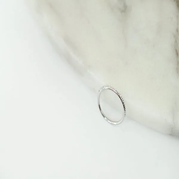 Eppi Eppi Minimalistischer Ring mit Diamanten Tess – Produktbild 1 von 3
