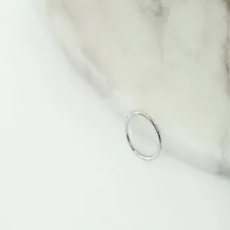 Eppi Eppi Minimalistischer Ring mit Diamanten Tess – Produktbild 1 von 1