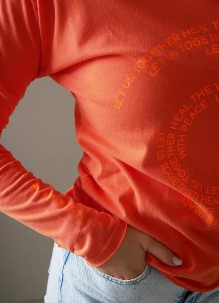 SPARKLES OF LIGHT SPARKLES OF LIGHT Yoga Shirt | LET US BE PEACE, Rot-orange (orange), – Produktbild 3 von 3