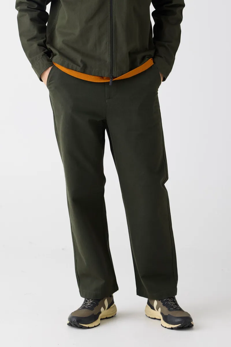 KnowledgeCotton Apparel KnowledgeCotton Apparel Herren vegan Chinohose Flint Wide Forest Night Grün, Dunkelgrün, – Produktbild 1 von 1