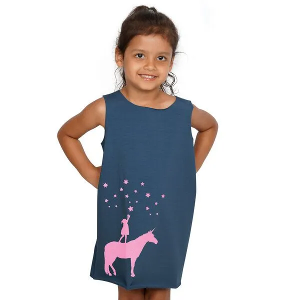 HANDGEDRUCKT HANDGEDRUCKT "Wünsche" Kinder Biokleidchen (kbA), Jeansblau, – Produktbild 1 von 3