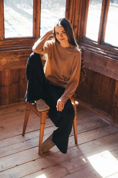 Kopyto Kopyto JENOT - Klassischer Damenpullover aus 100% Merinowolle, Karamell, – Produktbild 3 von 4