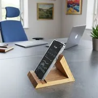 Baumkrone Baumkrone Handy-/ Tablet-Ständer aus nachhaltigem Eichenholz – Produktbild 1 von 1