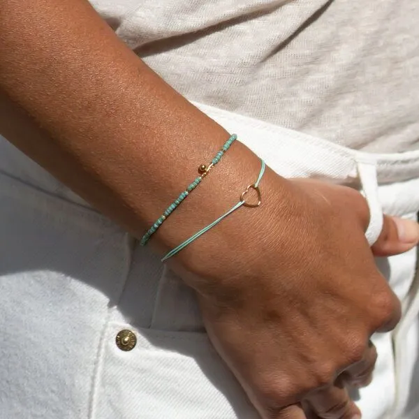 juni juni Stoffarmbändchen mit Herz und verstellbarer Schiebeperle aus recyceltem Gold, Schwarz, – Produktbild 4 von 5