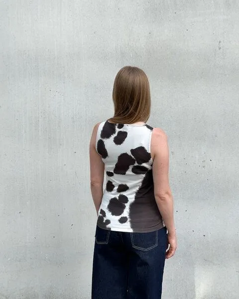 JAN N JUNE JAN N JUNE Bootsausschnitt Top FELIS mit Kuh-Print GOTS, Cow print, – Produktbild 4 von 4