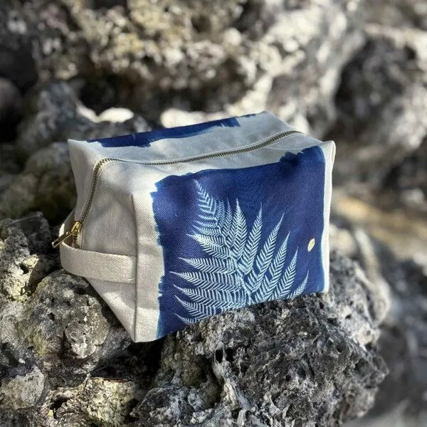 La Cerise sur le Gâteau La Cerise sur le Gâteau Cube Kulturtasche | Kosmetiktasche aus Bio-Baumwolle, Blauer farn, – Produktbild 2 von 3
