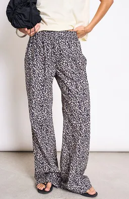 JAN N JUNE JAN 'N JUNE Damen vegan Hose Soby Leo Print Schwarz – Produktbild 1 von 1