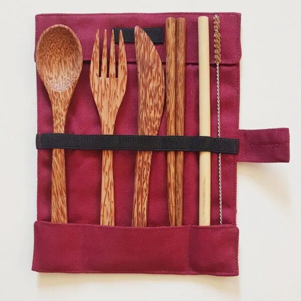 BAGHI BAGHI Reise Besteckset Coco/Bamboo 6-teilig in Bio-Baumwolltasche, Bordeauxrot, – Produktbild 1 von 3
