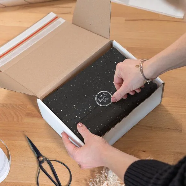 Fines Papeterie Fines Papeterie 10m Seidenpapier STERNENHIMMEL dunkelblau mit hellen Punkten handgezeichnet auf Rolle – Produktbild 4 von 4