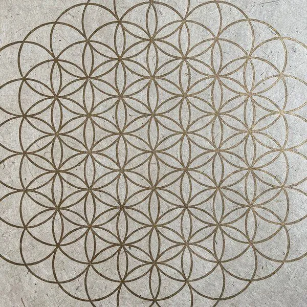 Veskor Cassiopeia Veskor Cassiopeia BLUME DES LEBENS Heilige Geometrie Linoldruck | 35 × 35 cm | Gold auf Naturweiß – Produktbild 4 von 4