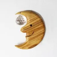Mitienda Shop Mitienda Shop Fensterschmuck Mond mit Kristallkugel aus Olivenholz | Holz Fenster Deko – Produktbild 1 von 1