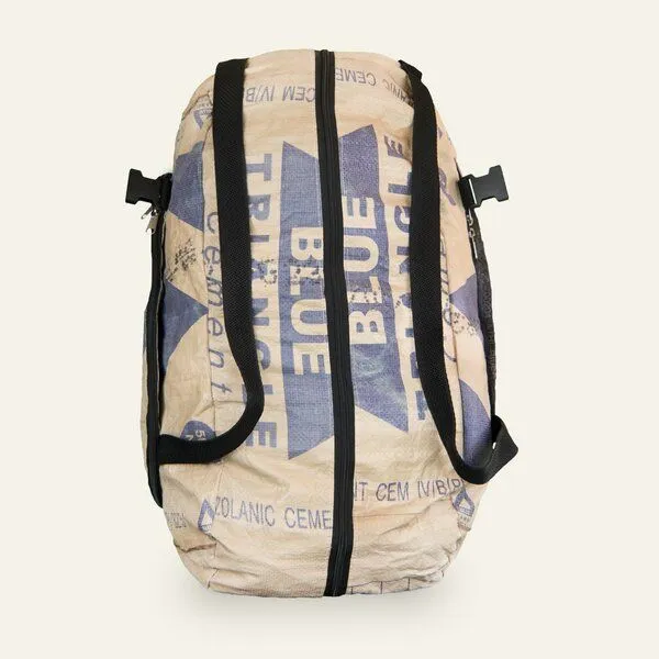 Nyuzi Blackwhite Nyuzi Blackwhite Upcycling Weekender | Sporttasche mit Rucksackfunktion recycelt aus Zementsäcken, Blau traingle cement, – Produktbild 1 von 4