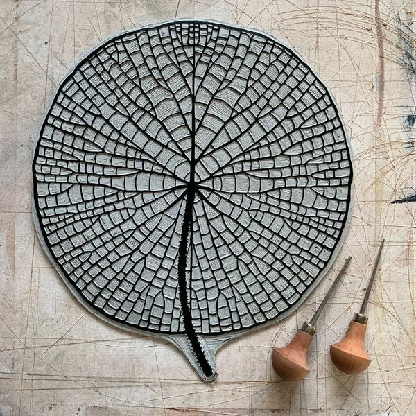 Veskor Cassiopeia Veskor Cassiopeia VICTORIA AMAZONICA Seerosenblatt Linoldruck | 37 x 50 cm | Kupfer auf Schwarz – Produktbild 4 von 4