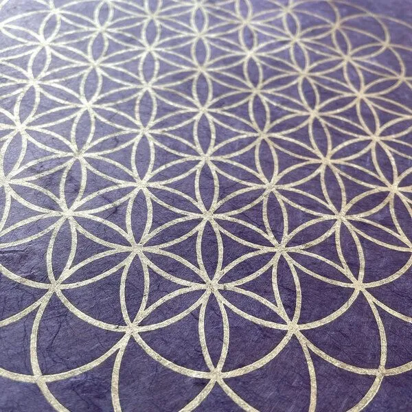 Veskor Cassiopeia Veskor Cassiopeia BLUME DES LEBENS Heilige Geometrie Linoldruck | 35 × 35 cm | Silber auf Lila – Produktbild 3 von 4