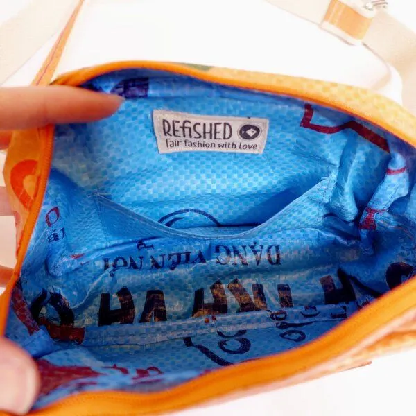 REFISHED fair fashion REFISHED fair fashion Bauchtasche 'BUM BAG' - upcycelte Fischfuttersäcke, #fish orange, – Produktbild 2 von 2