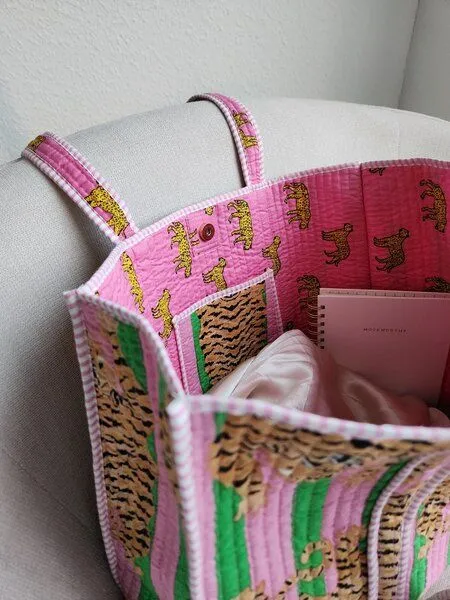 Haus of Namaste Haus of Namaste Tragetasche aus 100 % Bio-Baumwolle | Tragetasche mit Tiger-Print | Tragetasche mit rosa und grünen Streifen – Produktbild 2 von 4