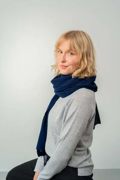 Kopyto Kopyto MANUL - Großer Schal aus 100% Merinowolle RWS- zertifiziert Eco Feinstrick Plüsch, Dunkelblau, – Produktbild 2 von 8