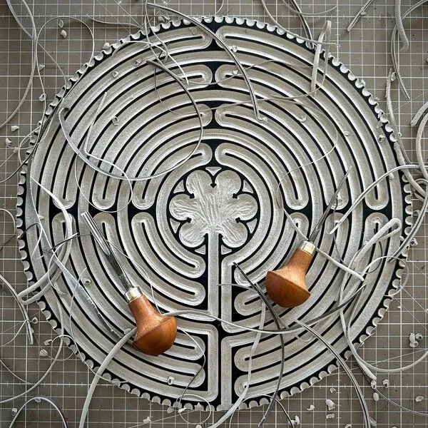 Veskor Cassiopeia Veskor Cassiopeia LABYRINTH VON CHARTRES der Kathedrale Notre-Dame Linoldruck | 40 × 40 cm | Kupfer auf Rosenholz – Produktbild 4 von 4