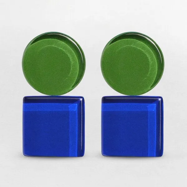 ALEXASCHA ALEXASCHA Geometrische Clip Ohrringe aus Glas | Bauhaus Design | 16 Farbkombinationen, Grün & blau, – Produktbild 1 von 4