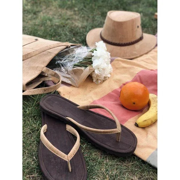 Kork-Deko Kork-Deko Flip Flops für Herren | Zehentrenner aus Kork - braun mit hellem Riemen - Gr. 39-45 – Produktbild 4 von 4