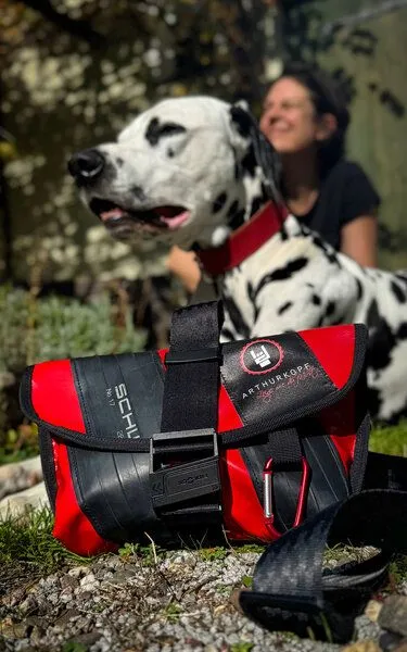 ARTHURKOPF ARTHURKOPF Upcycling Umhängetasche/Gürteltasche mit Fahrradschlauch, Schwarz, – Produktbild 3 von 4