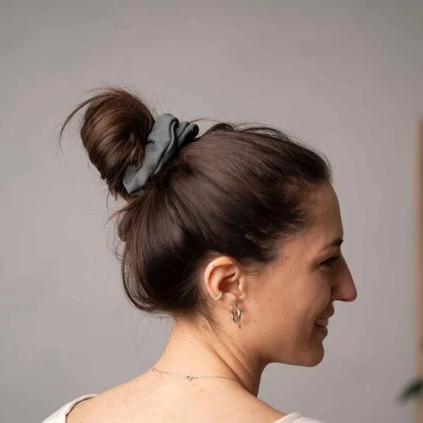 Vresh Clothing Vresh Clothing Ava - Scrunchie aus Biobaumwolle, Tannengrün, – Produktbild 1 von 4