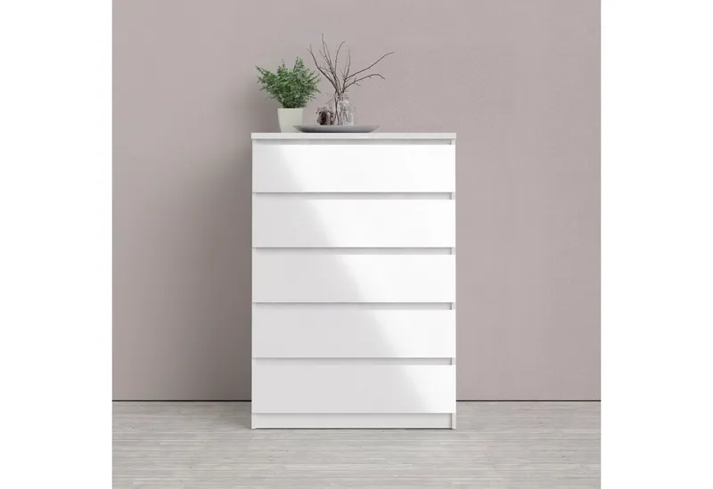 Home affaire Kommode Naia - 5 Schubladen & grifflose Front, Made in Denmark (Breite 77 cm / Höhe 111 cm, in mehreren Farben), abgerundete Schubladenkanten auf Metallgleiter, Breite 77 cm, Weiß, – Produktbild 1 von 5