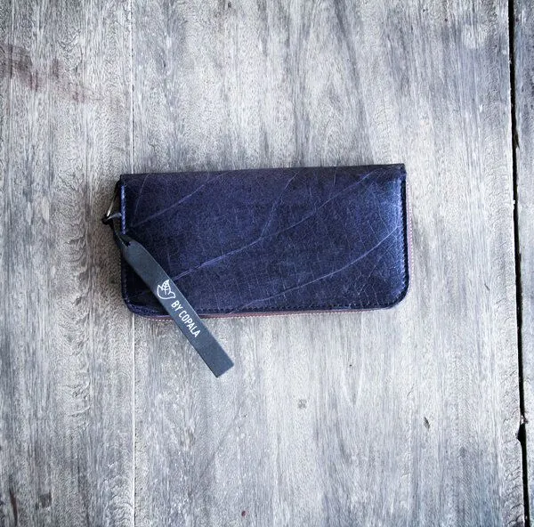 BY COPALA BY COPALA Portemonnaie aus recycelten Blättern / Nachhaltige vegane Brieftasche in Lila / Blau – Produktbild 4 von 6