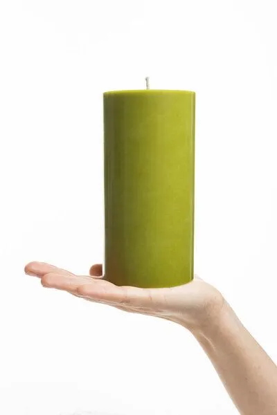 Tranquillo Handgearbeitete Stumpenkerze GLUMI green, Ø 7,5 x 15 cm - grün – Produktbild 2 von 3
