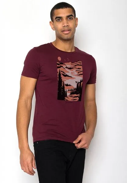 GreenBomb GREENBOMB Nature Lakeside Guide - Sportliches T-Shirt aus Bio-Baumwolle / hochwertiger Print / GOTS / Fair & Vegan, Rot (samtener regen), – Produktbild 1 von 4
