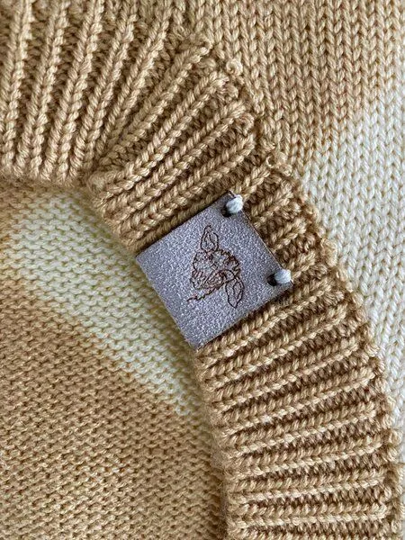 Wooliie Wooliie Gold Vibe Hundepullover aus 100 % Merinowolle, glatt gestrickt & pflanzlich gefärbt – Produktbild 3 von 3