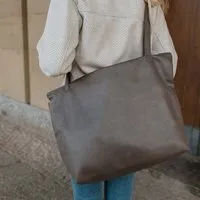 BOWLEANIES TASCHEN BOWLEANIES TASCHEN Mom Bag | Großer Shopper aus Lederfaserstoff mit Reißverschluss, Dunkelgrau, – Produktbild 1 von 1