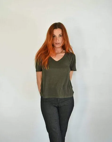 Aatise Aatise Reines Leinen-T-Shirt , V Ausschnitt Zesi, Schnitt Oversize, Braun, – Produktbild 3 von 3