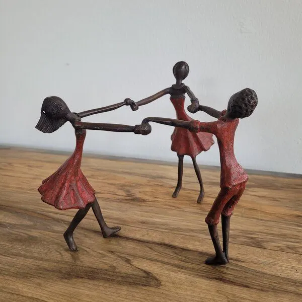 Moogoo Creative Africa Moogoo Creative Africa "Alors on danse" | Bronze-Skulptur von Hamidou | Einzelstücke, handgemacht & fair gehandelt in Westafrika, Rot, – Produktbild 1 von 2
