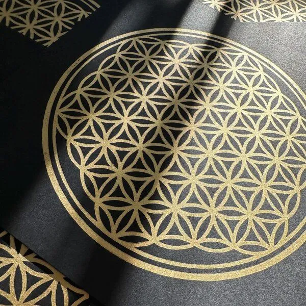 Veskor Cassiopeia Veskor Cassiopeia BLUME DES LEBENS II | Goldener Heilige Geometrie Linoldruck | 20 × 20 cm, Schwarz, – Produktbild 2 von 3