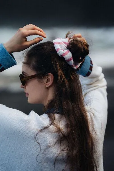 Kopyto Kopyto ROZELLA RWS – großes gestricktes Scrunchie für Haare mit Streifen, Rosa/blau, – Produktbild 2 von 3