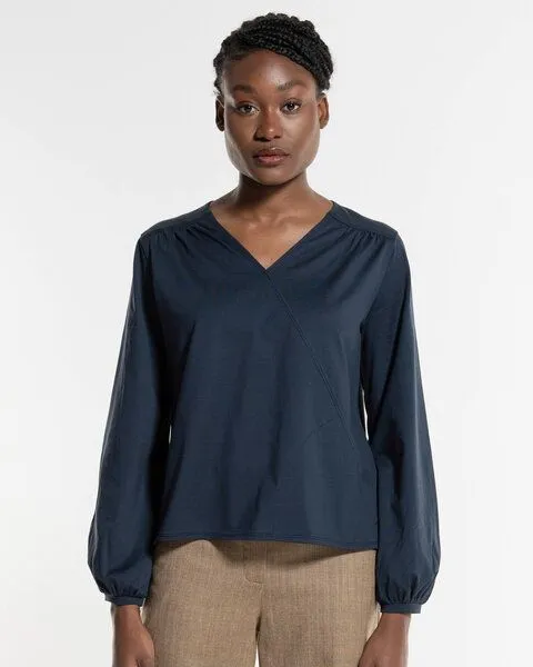 Alma & Lovis Alma & Lovis Feminine Bluse im Wickel-Look aus extra feiner Bio-Baumwolle | Wickelbluse, Captain blue (dunkelblau), – Produktbild 1 von 4
