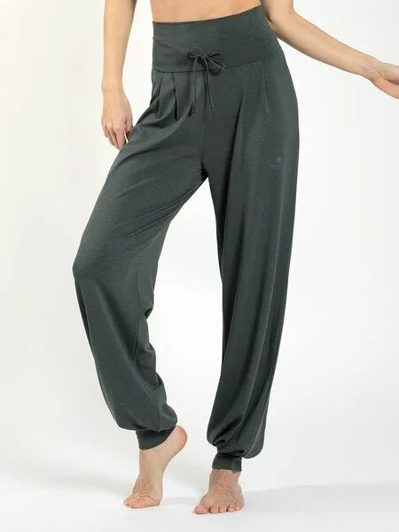 Magadi Magadi Yoga- und Wohlfühlhose FLORENCE aus weichem Naturmaterial, Grün (khaki), – Produktbild 1 von 4