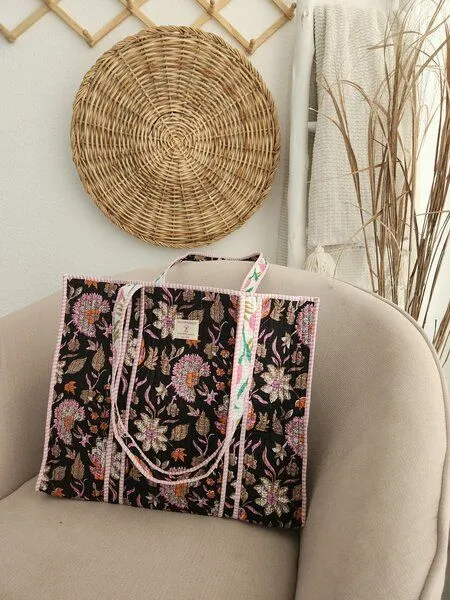 Haus of Namaste Haus of Namaste Maximalistische schwarze Tragetasche aus 100 % Bio-Baumwolle | Gesteppte Tragetasche aus Baumwolle | Handtasche mit rosa und lila Blumenblockdruck | Nachhaltig, ethisch und fair – Produktbild 4 von 4