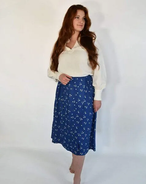 Aatise Aatise Midi-Wickelrock Zuny blauer Blümchen-Druck aus EcoVero, Blau, – Produktbild 1 von 3