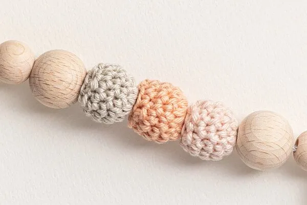 NoniKids Berlin NoniKids Berlin Schnullerkette Holz *Sternchen* 10 Farben I Bio Baumwollgarn I NoniKids, Peach, – Produktbild 3 von 3