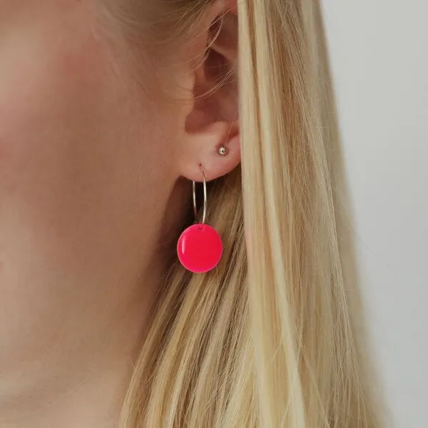 BELLYBIRD Jewellery BELLYBIRD Jewellery Ohrringe - emailliertes Plättchen, Anhänger aus Silber mit Emaille, Neon pink, – Produktbild 2 von 7