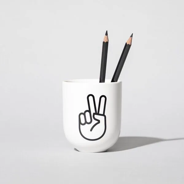 Fyngers Fyngers Handgemachter Becher aus Porzellan - Modell PEACE - Füllmenge 330ml - Mattlasur, Weiss, – Produktbild 3 von 4