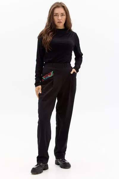 KOKOworld KOKOworld Hose Alinta – Schmal zulaufende, figurbetonende Beine – Funktionale, dekorative Taschen – Bequemer, leicht sportlicher Schnitt – Fair produziert in Polen, Alinta black (schwarz), – Produktbild 3 von 4