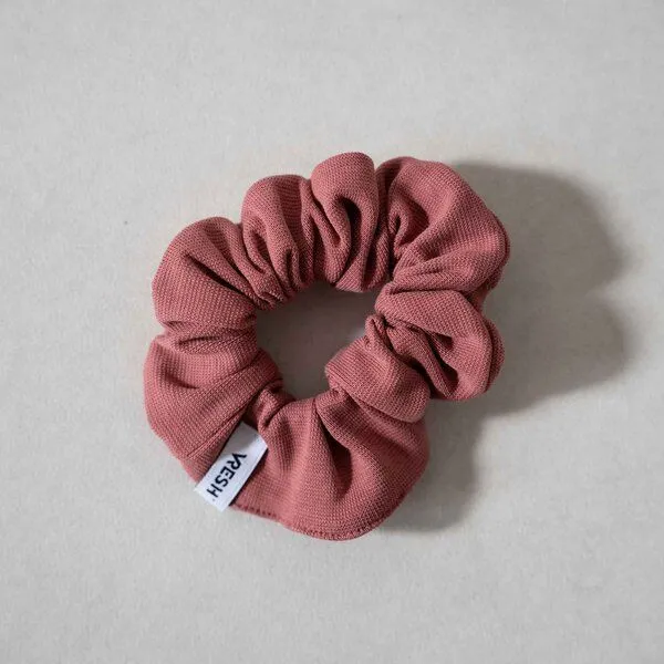 Vresh Clothing Vresh Clothing Ava - Scrunchie aus Biobaumwolle, Hibiskus, – Produktbild 2 von 4
