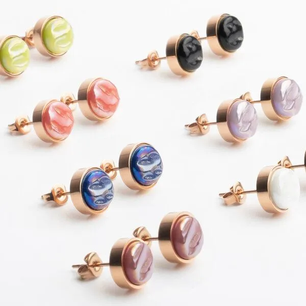 ALEXASCHA ALEXASCHA Edelstahl Ohrstecker mit Glasstein | Roségold, Kirschrot, – Produktbild 4 von 4