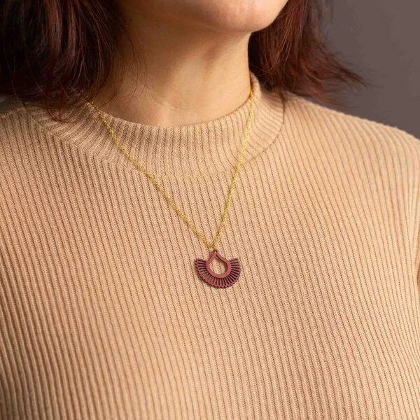feinformart feinformart Kette mit Holzanhänger 'Boho', Herbstblatt (rot), – Produktbild 5 von 5