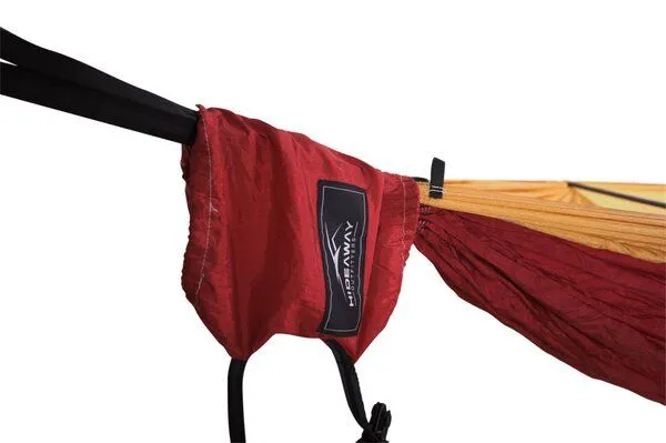 Hideaway Outfitters Hideaway Outfitters Doppel Reisehängematte aus atmungsaktiver Fallschirmseide inklusive Baumgurte und Karabiner, Rot-gelb, – Produktbild 4 von 4