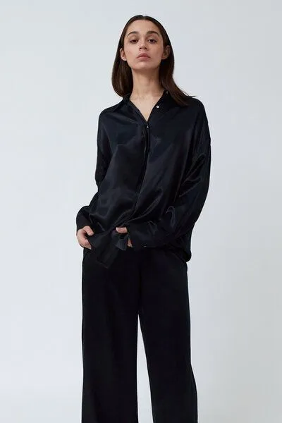 amt studio amt.studio "Hali Shirt" edle glänzende Tencel Bluse oversized mit versteckter Knopfleiste, Dunkelblau, – Produktbild 3 von 4