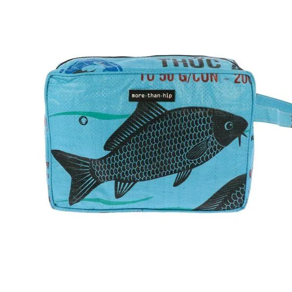 MoreThanHip MoreThanHip Kulturbeutel aus recyceltem Zement- oder Fischfuttersack - Yindee, Blau-fische, – Produktbild 1 von 4